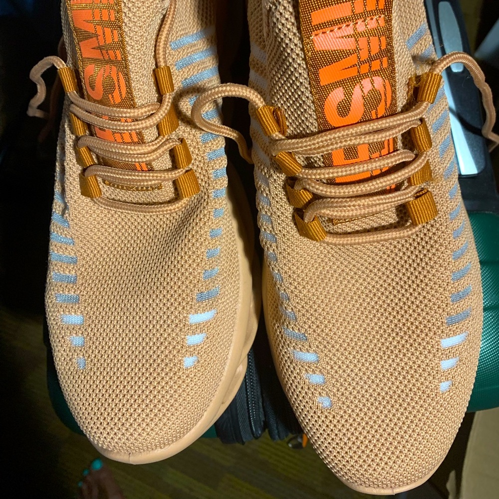 Men’s comfortable Tennis sz10 NWOT $50